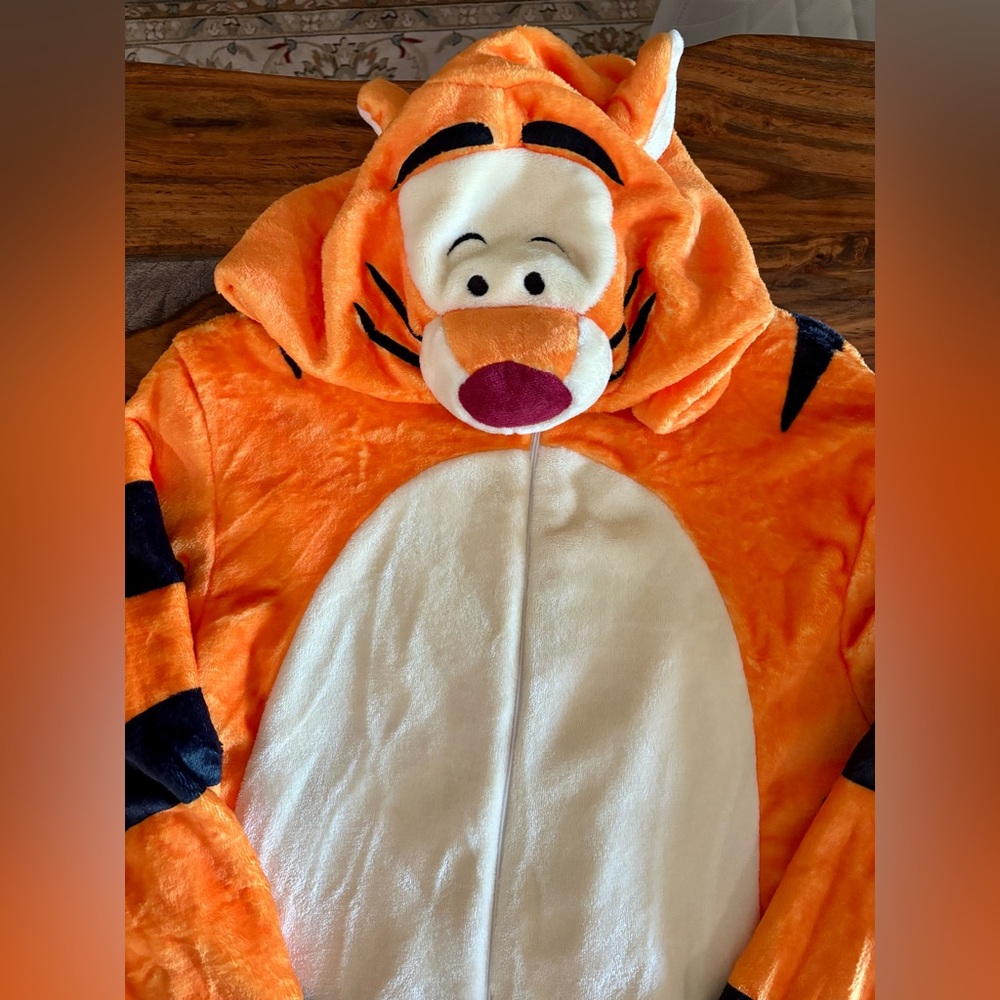 Disney Deluxe Adult Tigger Costume, X-Small. NWOT